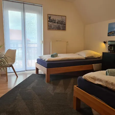 Lichtdurchflutetes - Marienberg Homestay Waldbuttelbrunn